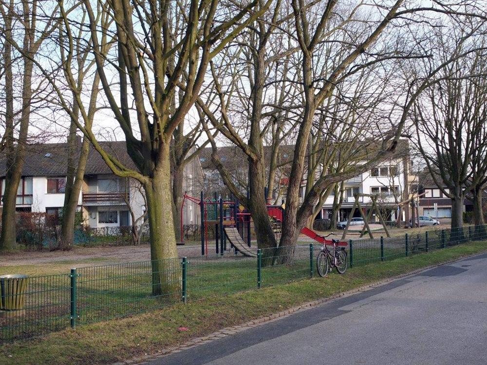 Der Spielplatz 2015 von der Münchener Straße aus gesehen Die Badeniastraße ist die einzige Straße in der Siedlung, an der sich Ladenlokale befinden.