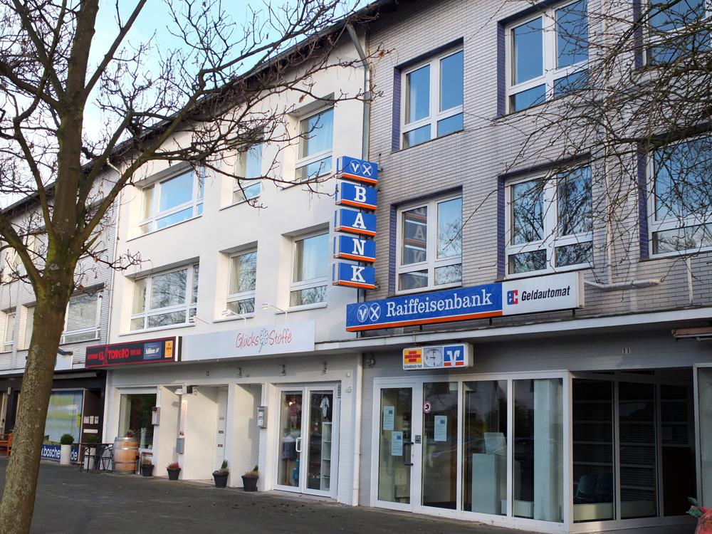 Zweigstelle der Raiffeisenbank an der Badeniastraße, die zum 1. Januar 2015 geschlossen wurde Im ersten fertiggestellten Haus der Geschäftszeile wurde am 10.