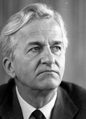 Der 8. Mai 1945: 40 Jahre danach Eine Bewertung M 3 5 10 15 20 25 30 35 40 Richard von Weizsäcker hielt als Bundespräsident zum 40. Jahrestag des Endes des Zweiten Weltkrieges in Europa am 8.