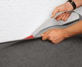 Contact auf Rücken von geketteltem Teppichsockel montieren. 2. Schutzpapier fortlaufend abziehen. Teppichsockel zugund spannungsfrei ansetzen. 3.
