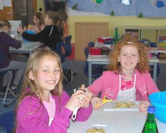 Wallerfangen - 23 - Ausgabe 21/2016 Ernährungsführerschein in der Grundschule Wallerfangen - Teil 5 Offensichtlich schmeckt alles sehr gut Kartoffelschälen kann viel Spaß machen!