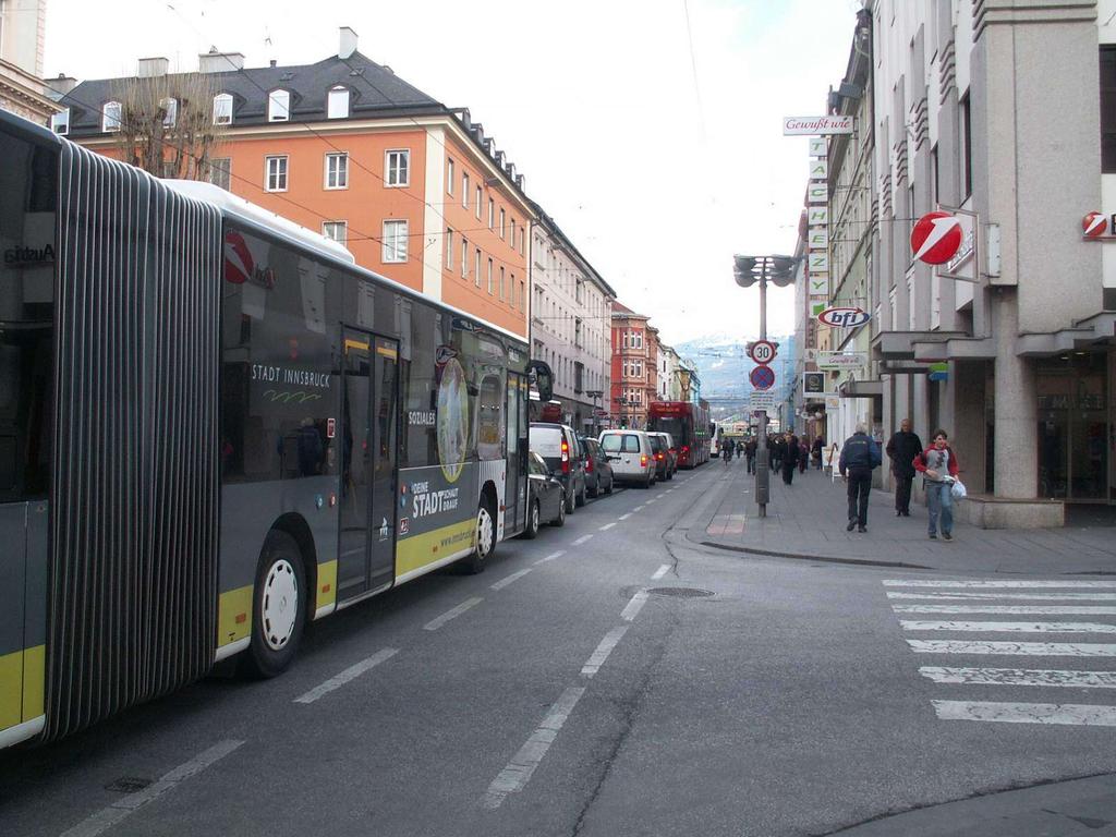1. Beschleunigung der öffentlichen Verkehrsmittel auf deren innerstädtischen Hauptachsen Schon nach den ersten Öffnungstagen des Kaufhaus Tyrol kann gesagt werden, dass die Stau-Situation in der