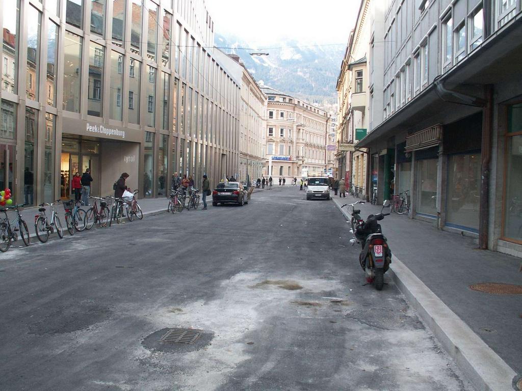 Linkes Bild oben: die Einmündung der Erlerstraße in die Museumstraße sollte zumindest mit einer Gehsteigvorziehung (für Lieferverkehr befahrbar) gegen die Museumstraße abgesichert werden.