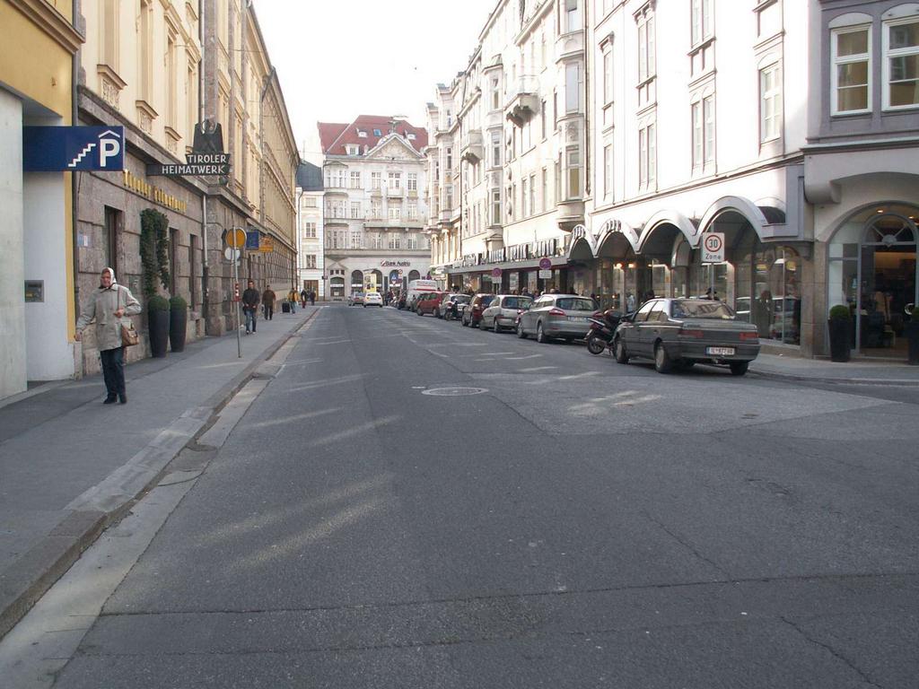 Rechtes Bild oben: schon jetzt wird die nördliche Erlerstraße, die sich zwischen der Fußgängerzonenachse Sparkassenplatz - Stadtforum und der Museumstraße befindet, von manchen intuitiv wie eine