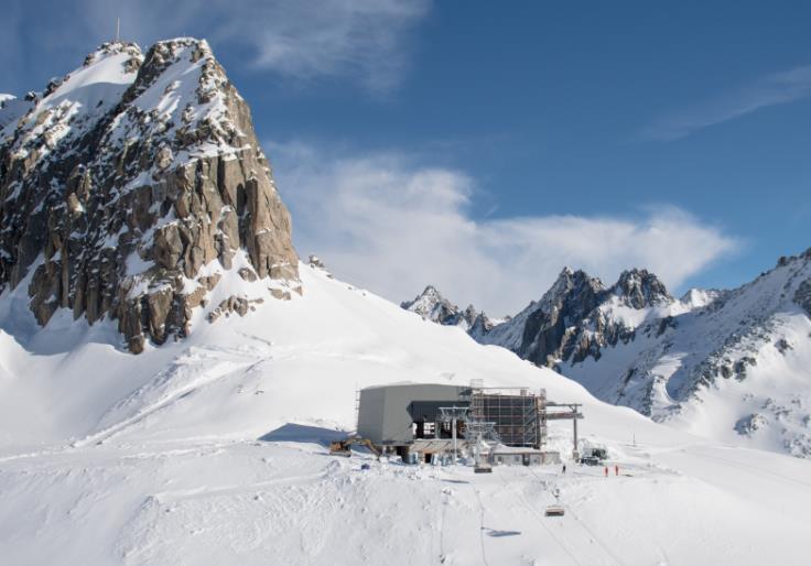 Neuigkeiten 2018 / 2019 Verbindung SkiArena Andermatt-Sedrun Die 10er-Gondelbahn Oberalppass- Schneehüenerstock wird diesen Winter eröffnet und damit die Verbindung
