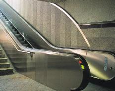 kombiniert mit Kehrrinnen zwischen Rolltreppe und Treppe.