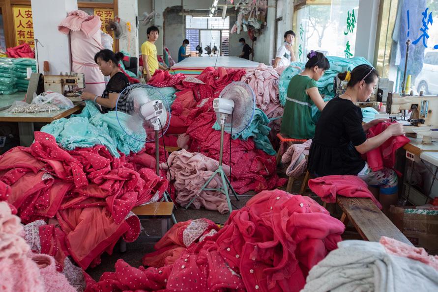 ANDERE MENSCHEN BEZAHLEN FÜR UNSEREN KONSUM Egal ob billig oder teuer, viele Textilhändler nehmen ihre soziale und ökologische Verantwortung für die Herstellungsbedingungen ihrer Ware nicht ernst.