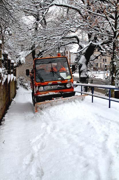 Winterdienstfahrzeugen bereit, um bei einsetzendem Schneefall oder aufkommender Eisglätte sofort auszurücken.