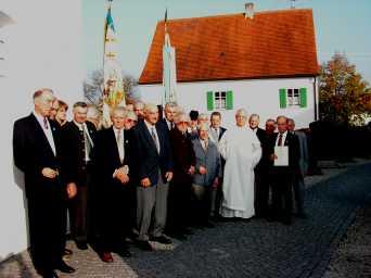 Die Jubilare von Häder mit Pater Dominikus Kirchmaier vor der Kirche. 13.11.2005 Augsburg St. Michael Hermanfriedhof Zum ersten Mal fand in der frisch renovierten St.