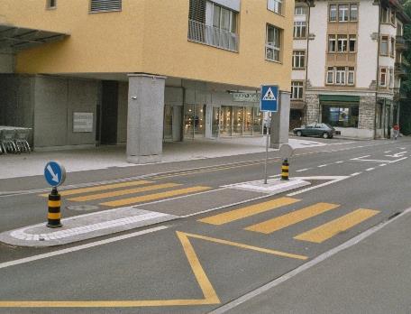 Verkehrsinsel (nur innerer Teil; Teil mit Pavé ist befahrbar und wird zur Strasse