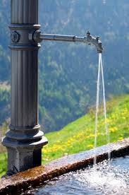 Bohrloch Projekt in Afrika Um die ländlichen Gemeinden mit frischem und nahem Trinkwasser zu versorgen!