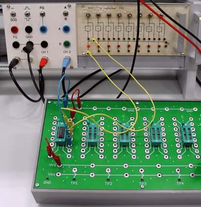 Praktikum Digitaltechnik SS 2011 Versuch 1 3 Abb. 3 Das Toggle-Flipflop als Vorübung. Der Aufbau sieht noch einigermaßen übersichtlich aus.