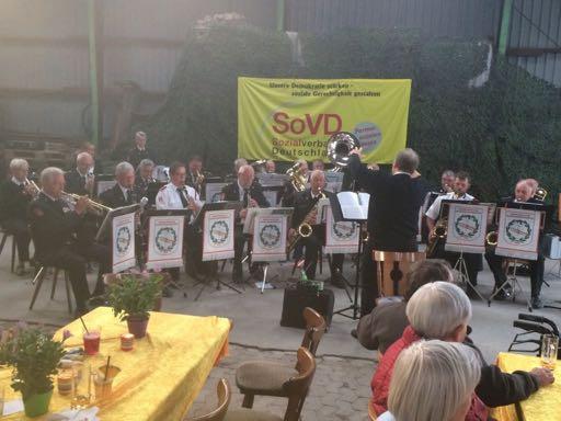 Der Hoyeraner Feuerwehrmusikzug freute sich schon lange auf den Auftritt in Emmelsbüll- Horsbüll und spielte schwungvolle Melodien.
