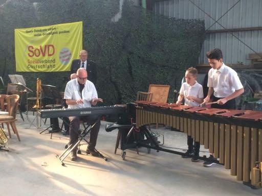 SoVD Highlight des Abends waren Holger Schreiber am Keyboard und seine 2 Schüler auf dem Marimba. Dieses Musikinstrument sieht für einen Laien aus wie ein übergroßes Xylophon.