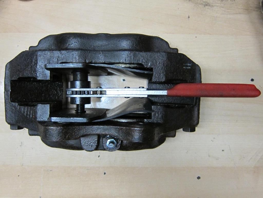 Für die Abdichtung von zwei gegenüberliegenden Bohrungen hat sich der Bremsbackenrücksteller von KS-Tools bewährt.