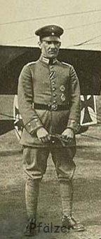 Kompanie des Garde-Füsilier-Regiments. Er wechselte schon im Dezember 1914 zur Fliegertruppe und war als Beobachter ausgebildet.