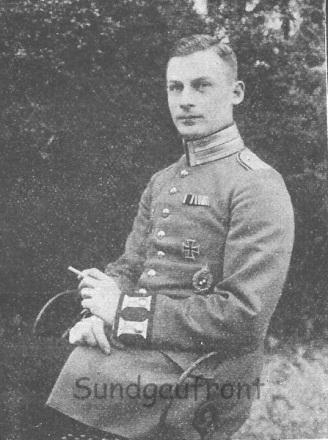 Oktober 1914 vor Jwangorod durch Artilleriegeschoss am linken Oberschenkel verwundet, meldete er sich nach Wiederherstellung freiwillig zur Fliegertruppe.