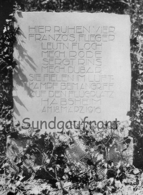 Ein Foto von einem der beiden oben erwähnten Gedenksteine konnten wir noch ausfindig machen. Auf ihm sind die Namen von vier Piloten verzeichnet. Leutnant FLOCH Mech. RODE Sergt.