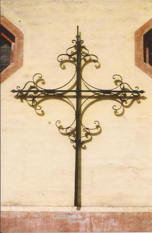 Im Zuge der Kirchenvorplatzsanierung 1994/95 musste dieses Kreuz dem Gefallenen-Ehrenmal der beiden Weltkriege Platz machen.