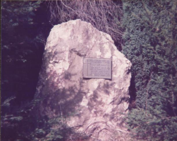 Gedenkstein Revierförster Simon Am Wirtschaftsweg von Grimburg nach Gusenburg findet der Wanderer im Distrikt Banholz- Mörschwald (landläufig Eschwald genannt) einen schweren Stein mit einer