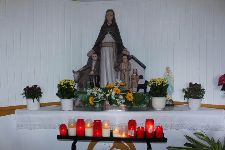 Im Inneren der Kapelle befindet sich das Muttergottesbildnis eine Schnitzarbeit vom Wiesen Jupp.