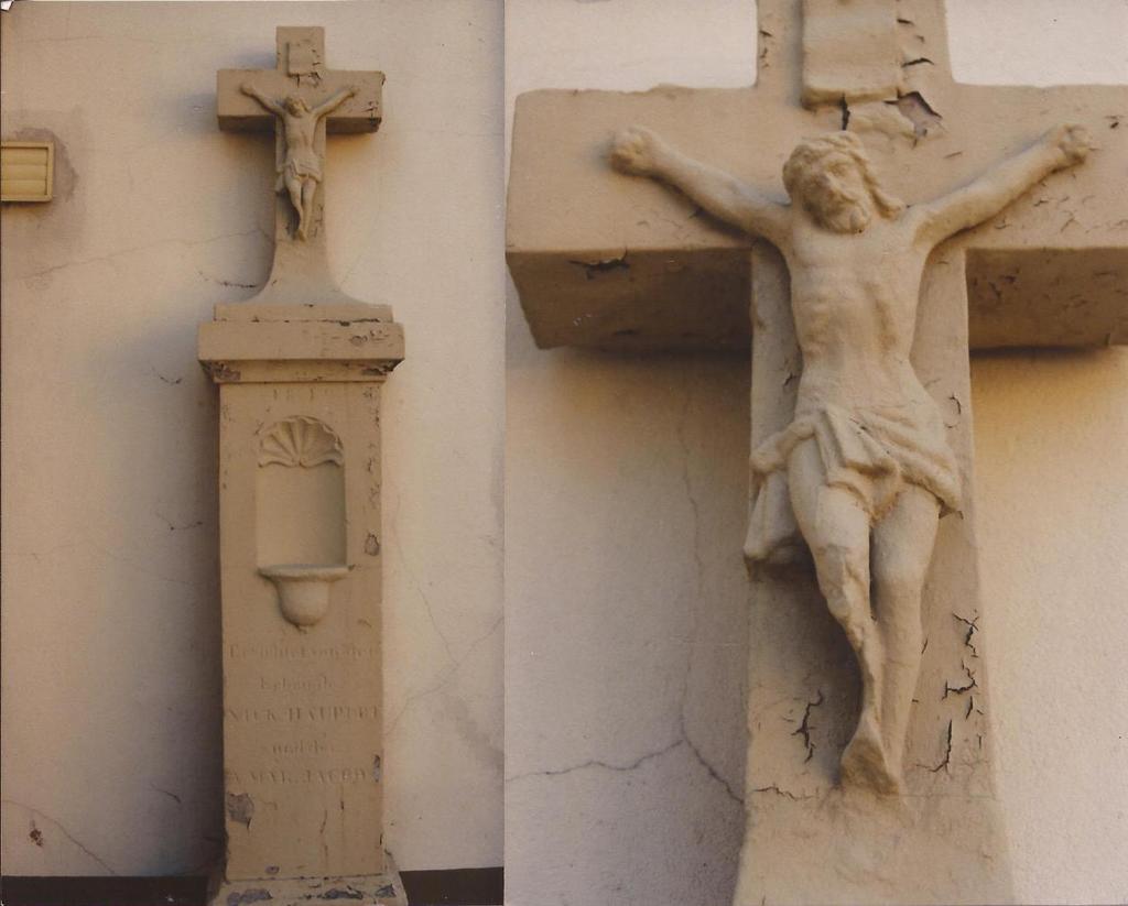 Das Kreuz am Hause Hewer, Schulstraße 11 (s.a. G.Rb. 1989 S. 64) Dieses Kreuz ist ein Sandsteinkreuz, 2,15 m hoch. Auf dem Schaft eine Niesche zur Aufnahme von Blumen.