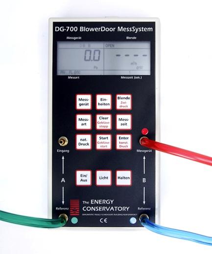 3 Aufbau des MessSystems BlowerDoor MiniFan 3.3.4 Anschluss der Schläuche an das DG 700 Das Messgerät wird mit dem Ein /Aus Schalter eingeschaltet.
