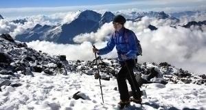 Elbrus-Besteigung zwischen 3.00 und 4.00 Uhr morgens gestartet. Nach Möglichkeit können Sie evtl. mit einer Schneeraupe einige Höhenmeter fahren (optional).