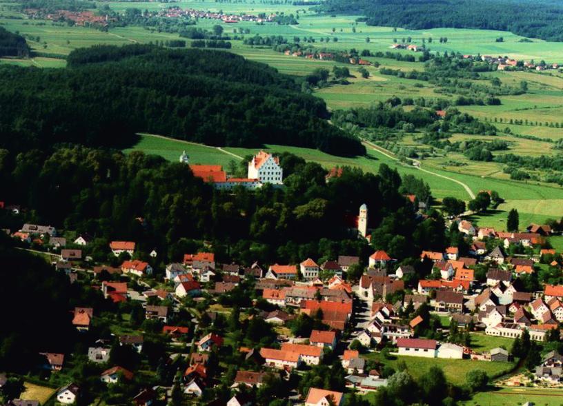 Über Schloß-Neuburg Romantisch auf den Ausläufern einer Hügelkette gelegen, thront Schloß Neuburg über dem Kammeltal zwischen Günzburg und Krumbach im