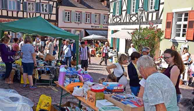 8 ETTENHEIM Ettenheimer Stadtanzeiger Die Ettenheimer Altstadt diente wieder einmal als wunderschöne Flohmarkt-Kulisse.