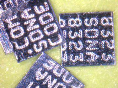 einem anorganischem UV-Indikator, der diesen äußeren Umständen standhält. Die Microdots sind kleine Plättchen von 0,5 0,8 mm Durchmesser.