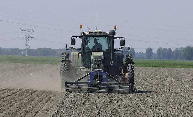 Forschung Ackerbau auf festen Spuren Martin Holpp und Thomas Anken, Forschungsanstalt Agroscope Reckenholz-Tänikon ART, Schweiz, wollen das z.b. in Australien angewendete Controlled Traffic Farming (CTF) auf die Verhältnisse in Mitteleuropa anpassen Werkfoto Herkömmliche CTF-Systeme brauchen einheitliche Spurbreiten.