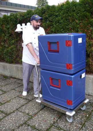 Griff Transport von bis zu 2 blu box 52 oder 3 blu box 26 Material: Edelstahl 2 Lenkrollen hinten mit 2 Feststellbremsen 2