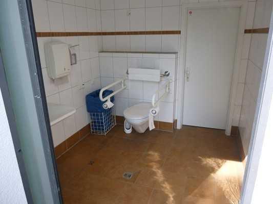Öffentliches WC am Seeforum in Rottach Egern WC am Seeforum in Rottach-Egern Öffentliches WC Festplatz