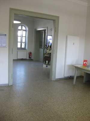 Wartehalle Tür (Version 2.0.) 2 Größe des Raumes - Breite: 5,5 m.