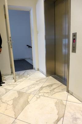Bewegungsfläche vor dem Aufzug Bedienung im Aufzug Bewegungsfläche vor dem Aufzug