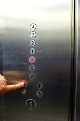 Bewegungsfläche vor der Aufzugstür beim Einstieg - Tiefe: 179 cm Lichte