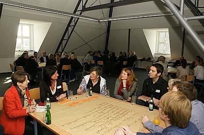 Engagiert und konzentriert diskutierten im Weltcafé die Teilnehmer die Aufgaben der städtischen Kultureinrichtungen, die Bedeutung von Kultur als Standortfaktor - dieser Tisch wurde aufgrund der