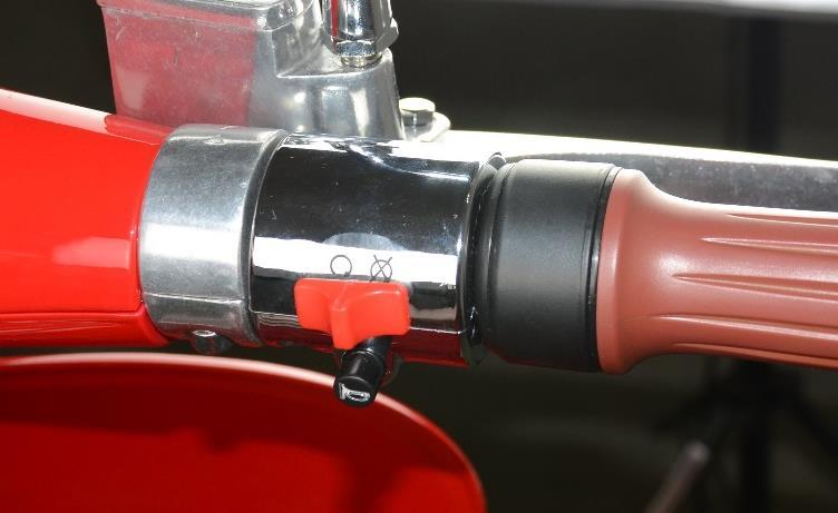 Motor EIN/AUS Hupe Gasgriff: Funktioniert nicht wenn Seitenständer unten ist oder der Motor auf AUS ist Spiegel: Vor Fahrantritt immer die einstellung der Spiegel überprüfen