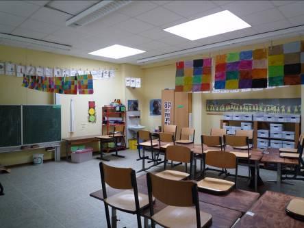 Decke Klassenraum A101; OG Klassenraum Deckenplatten mit Dachfenster glatter Oberboden (PVC/Linoleum-Fliesen)
