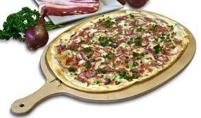 Frisch belegte Flammkuchen tarte flambeé 270 Elsässer Art mit Schmand, Speck, Zwiebeln und Käse