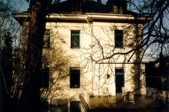 Erdgeschoss Lage: Die Villa liegt zurückgesetzt von der Straße und ist über eine Auffahrt erreichbar. Vor dem Gebäude befindet sich ein Hof, der Platz für mindestens 3 Stellplätze aufweist.