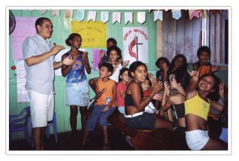 Sonntagsschule in Brasilien Neben den zentralen Kursen in Rio de Janeiro bietet das Evangelisationswerk auch Kongresse für Jugendliche in den Gemeinden vor Ort an.