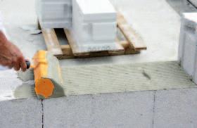 Eine 1 bis 2 mm dünne Mörtelschicht zwischen den Reihen und an den Eckverbindungen reicht aus, um ein nahezu fugenloses Mauerwerk hochzuziehen. 4.