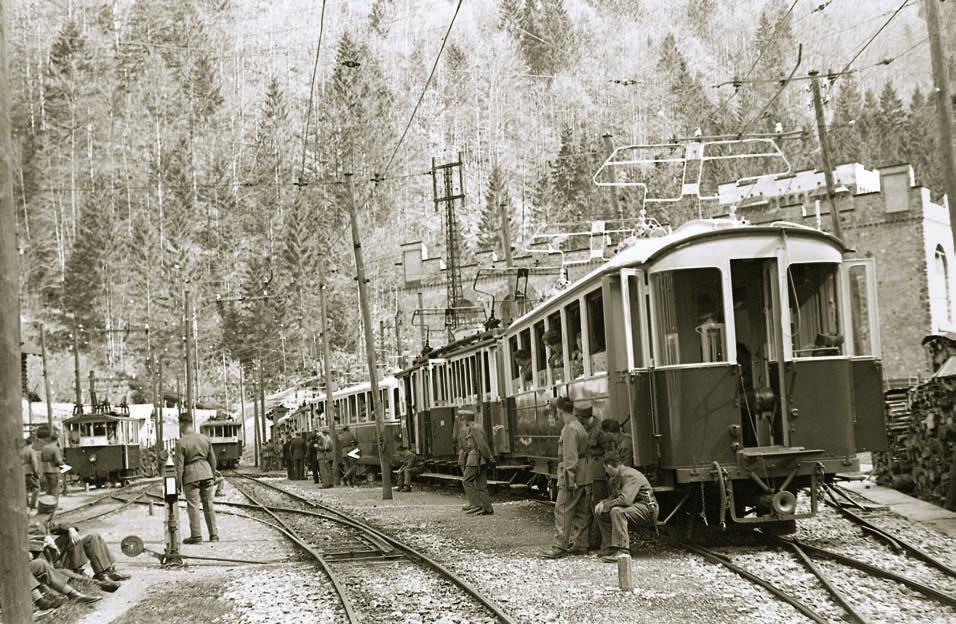 Das besondere Bild «Grosser Bahnhof» in Obermatt am Ostermontag, 18. April 1949, als ein umfangreicher Militärtransport nach Engelberg durchzuführen war.