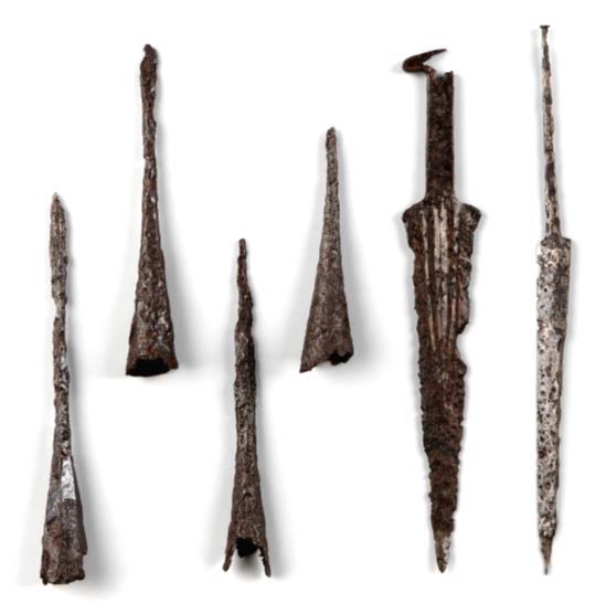 Archäologische Funde von Waffen und Ausrüstungsstücken