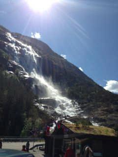 Akrafjord Langfossen Latefossen Wasserfall; sieht man vom Campingplatz aus Dem Fjord entlang