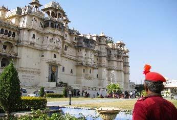 Auf dem Rückweg in die Stadt liegt etwas abseits die Gedächtnisstätte Jaswant Thada des Maharaja Jaswant Singh II (1889), die ganz aus weißem Marmor besteht.