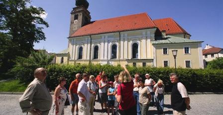 Nikolauskirche und Kirchplatz Ausgangspunkt dieser Führung ist die von vielen Stilrichtungen der Kirchenbaukunst geprägte Nikolauskirche.