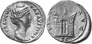 Vesta mit Fackel nach links stehend opfert aus einer Patera über einem Altar. http://www.